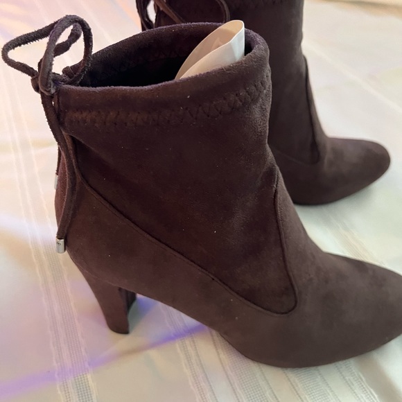Brand new suede ankle boots . Fits size 8 - Picture 2 of 6